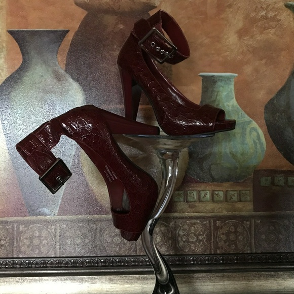 NEW RED 👠 HEELS - Picture 2 of 8